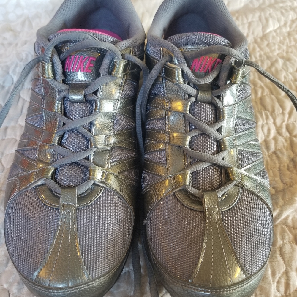NIKE size 10 gray shoes